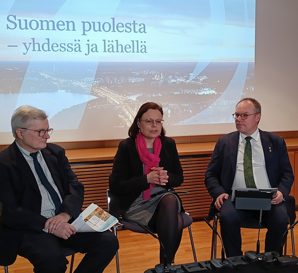 Paneelissa keskustelemassa (vasemmalta) Johannes Koskinen, Mia Laiho ja Mikko Kinnunen.