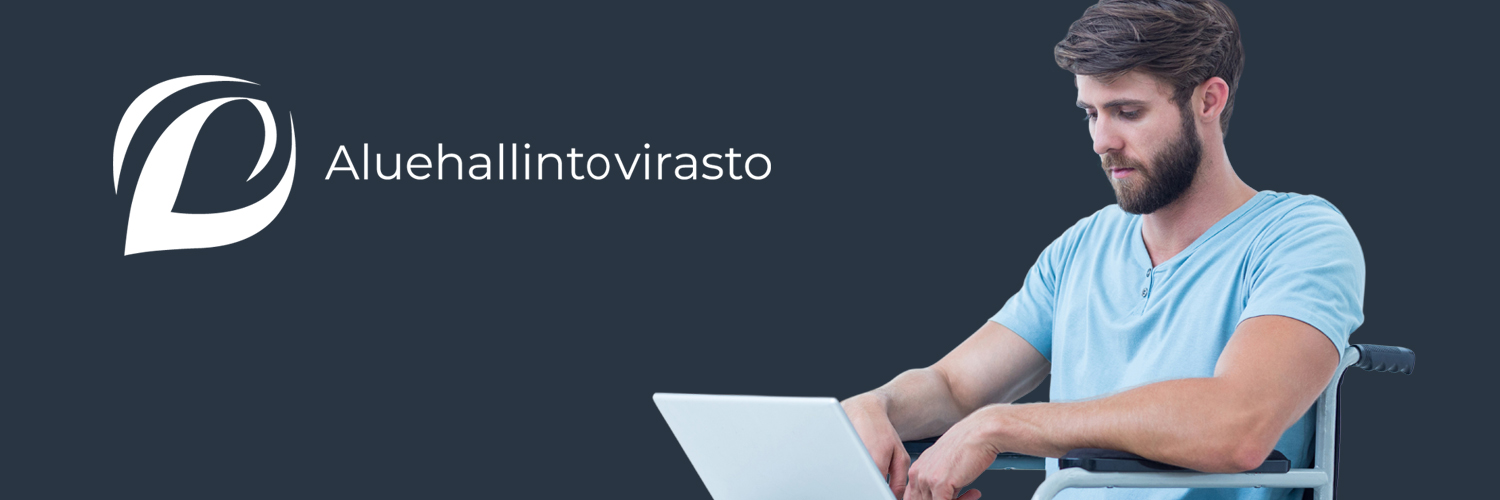 Mies käyttää tietokonetta. Hän istuu pyörätuolissa. Tietokone on hänen sylissään.