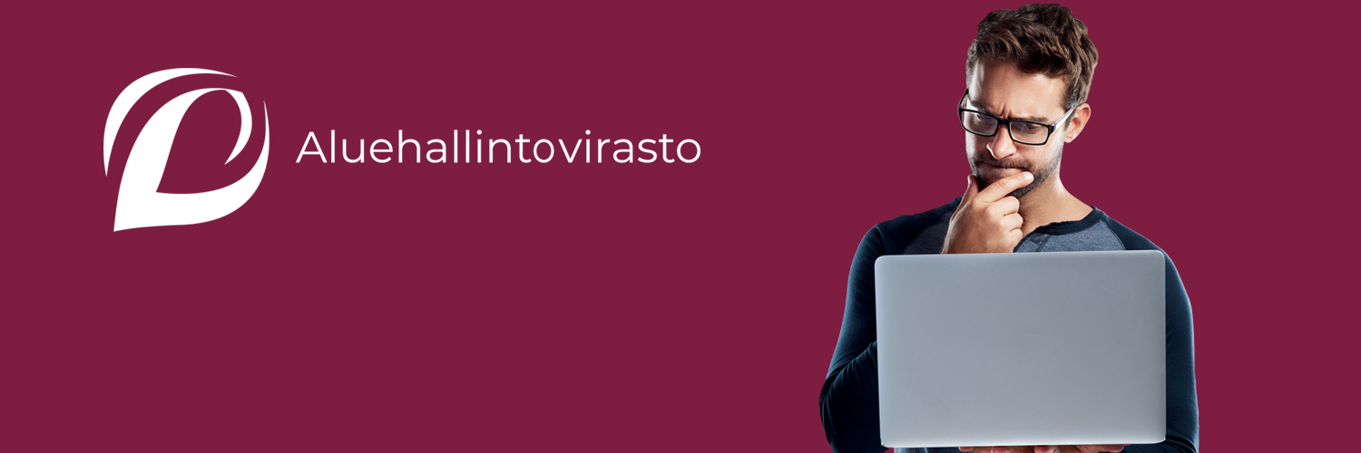 Mies katsoo tietokonetta. Hänellä on mietteliäs ilme.