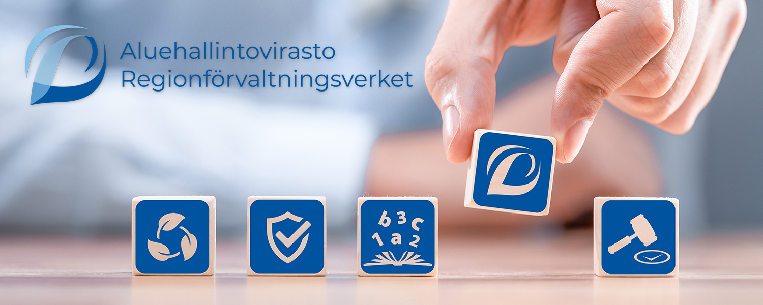 Fyra små klossar i rad på ett bord. Klossarna har symboler som knyter an till regionförvaltningsverkets uppgifter. Symbolen på den fjärde klossen är regionförvaltningsverkets logotyp. I bakgrunden syns en person iklädd vit skjorta som lutar armen mot bordet. Personen håller upp logotypklossen med tummen och pekfingret.