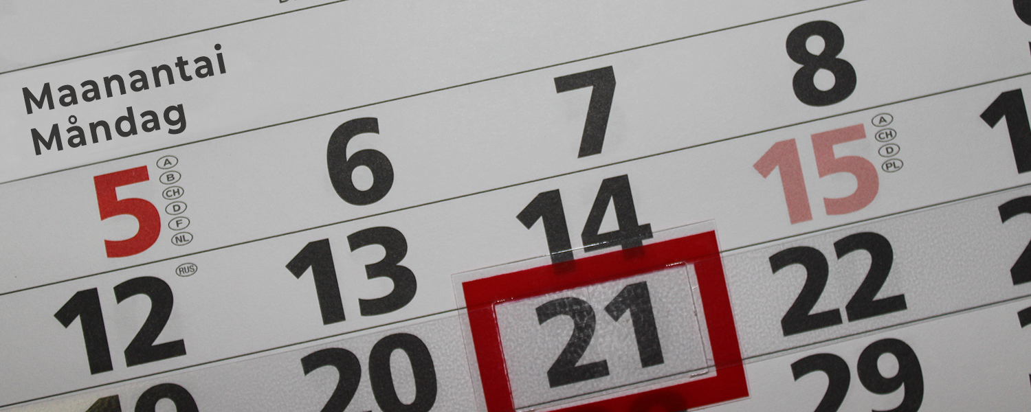 En sida i en väggkalender som visar en del av datumen i en månad. Vardagarna har svarta siffror och helgdagarna röda. Runt dag 21 finns en röd ram för att visa den aktuella dagens datum.