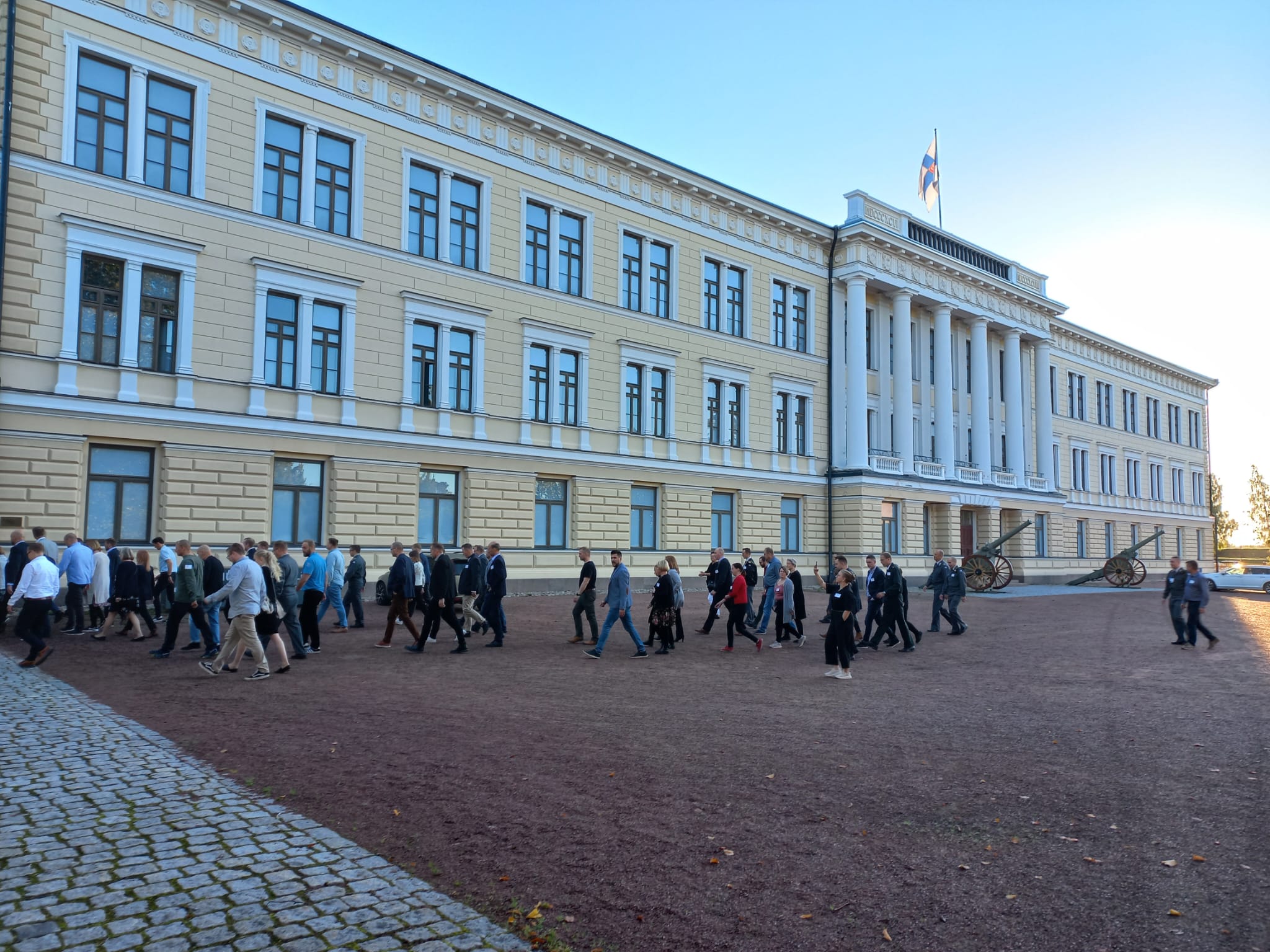 Kurssilaiset menossa aloittamaan uutta kurssipäivää Haminassa