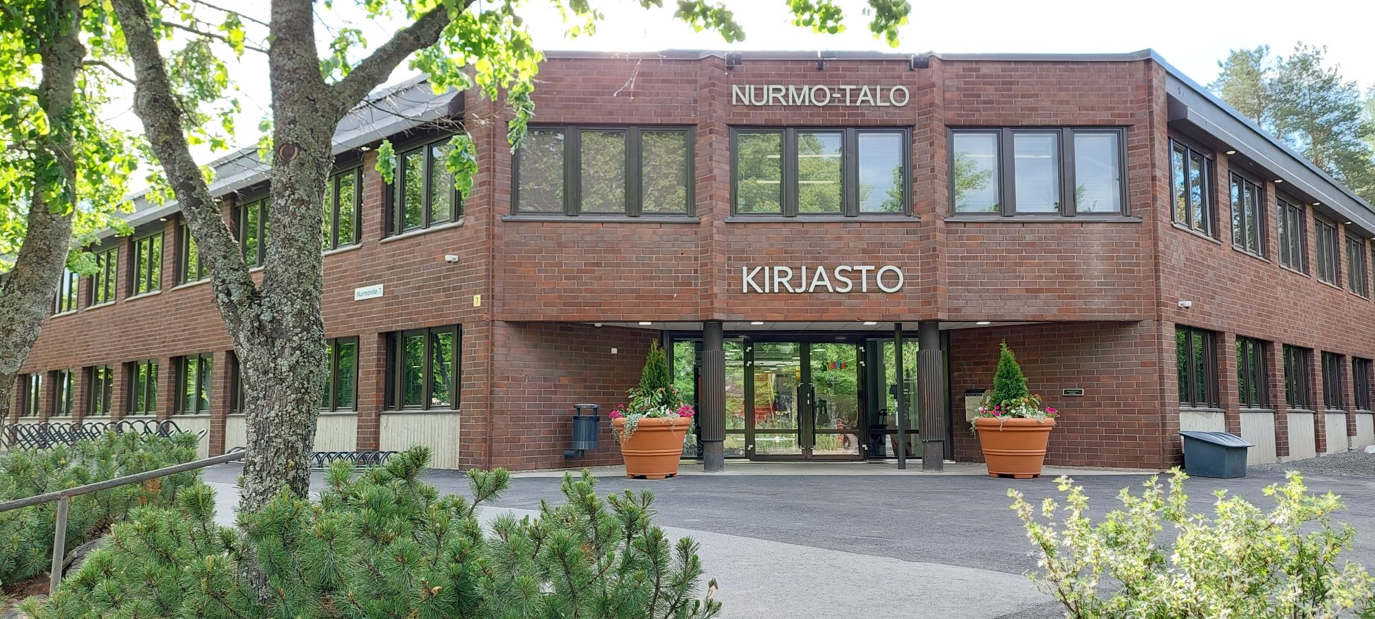 Nurmo library from the outside, 80's brick building.