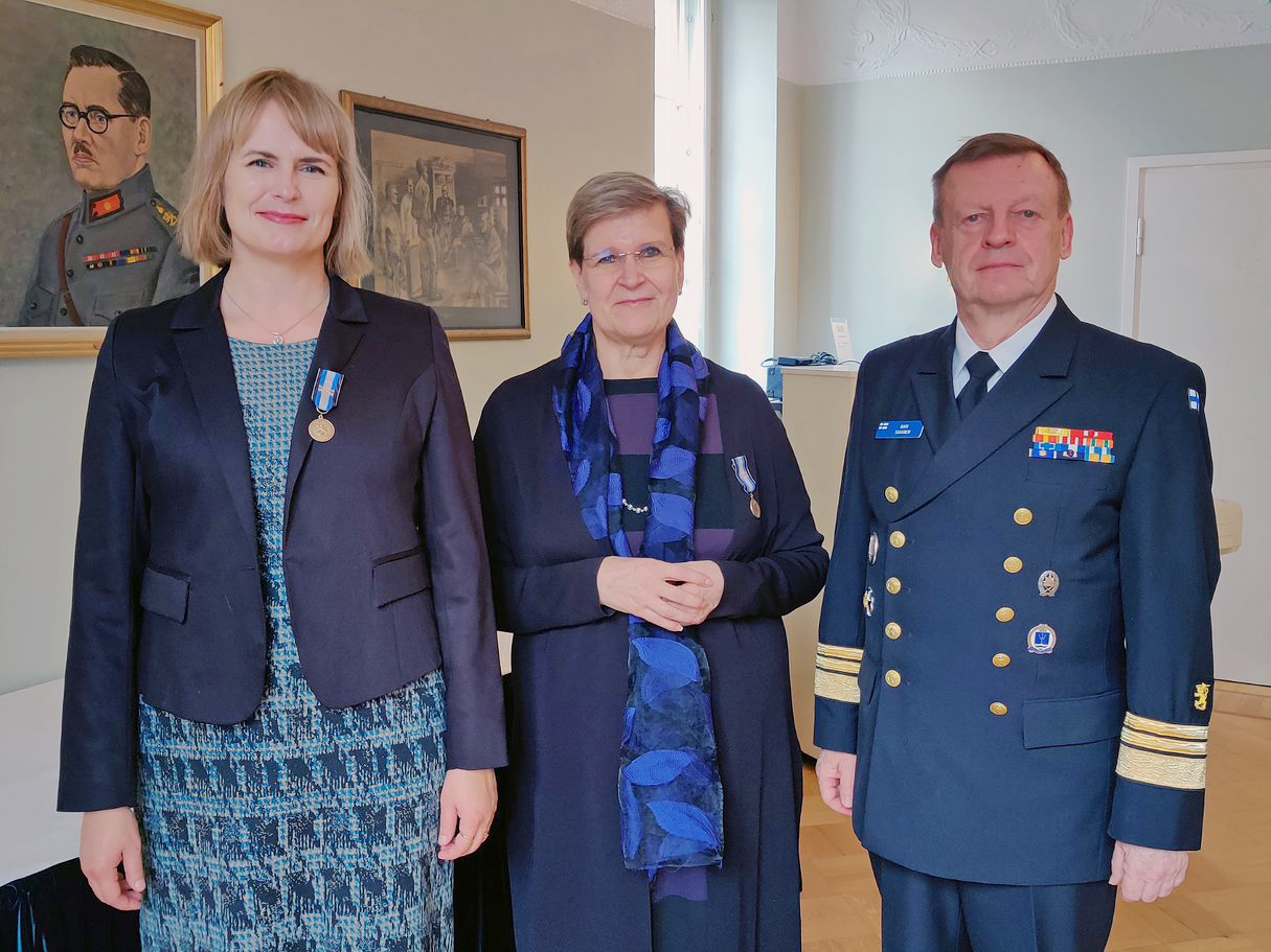 Kuvassa vasemmalta ylijohtaja Soile Lahti, ylijohtaja Merja Ekqvist ja Maanpuolustusmitalitoimikunnan puheenjohtaja, vara-amiraali Kari Takanen.