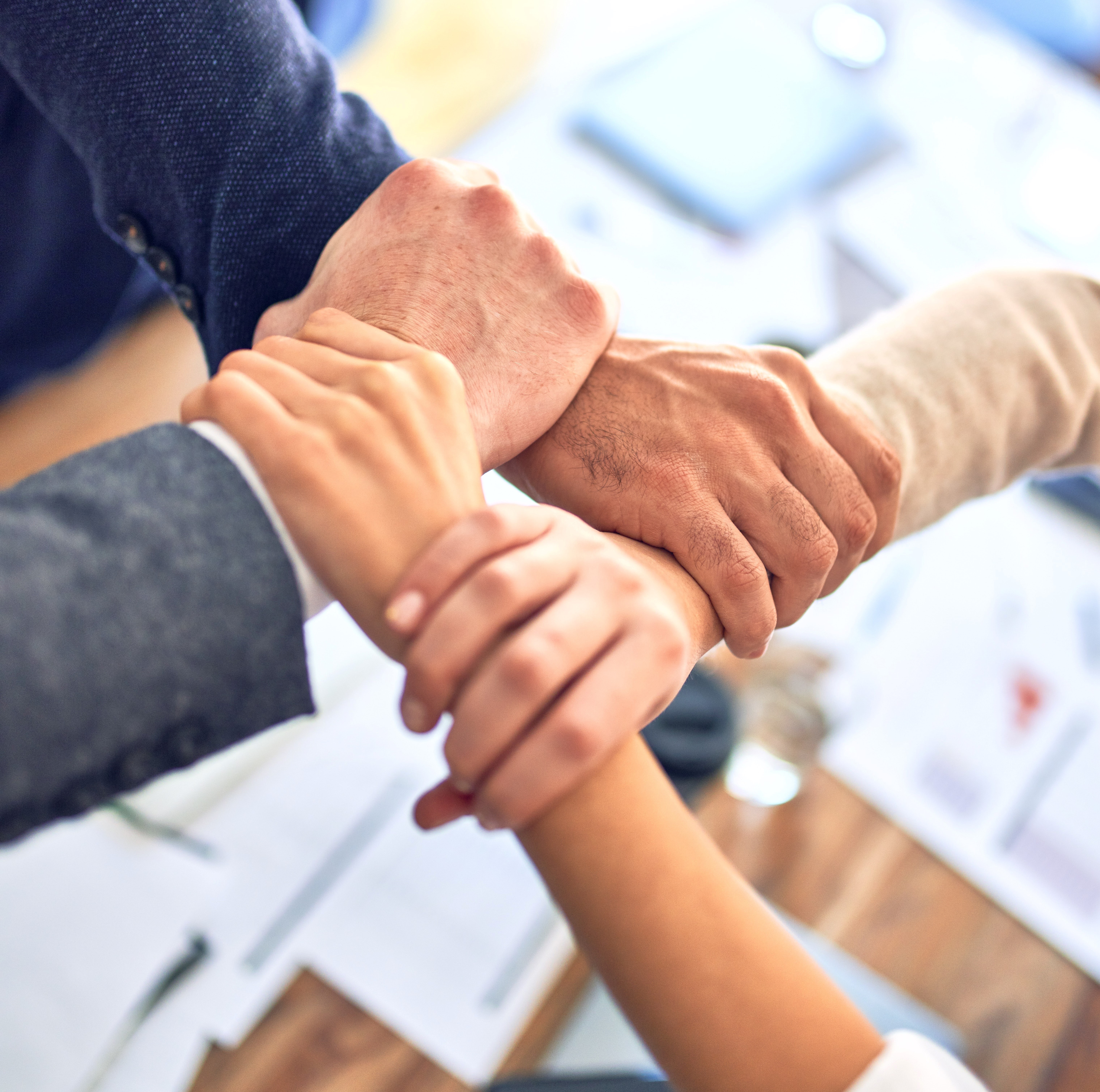 Neljän henkilön kädet muodostavan kantotuolin