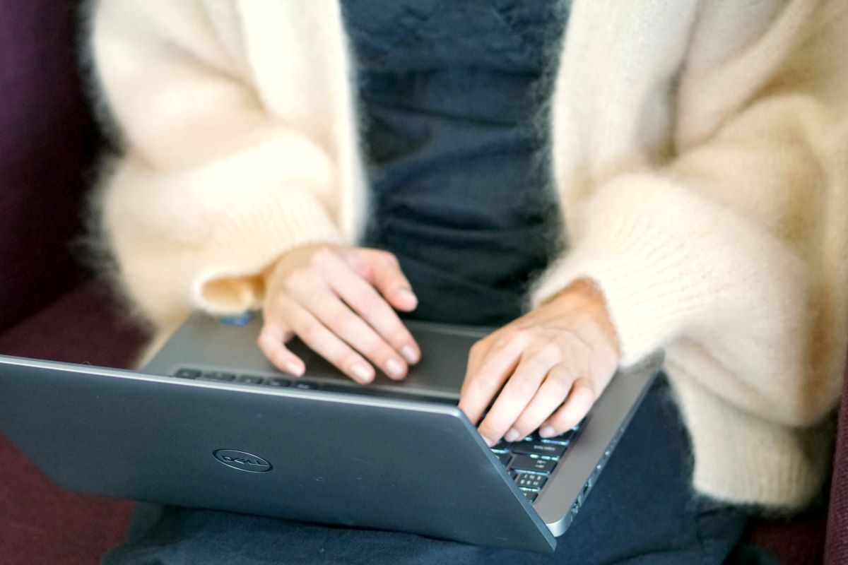 Händer på dators tangentbord.
