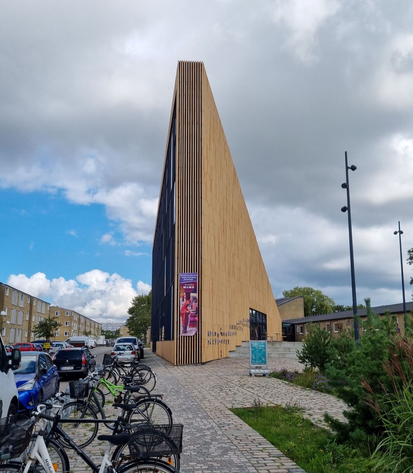 Tingbjergin kirjasto näyttää tietystä kulmasta siltä, että se olisi vain metrin levyinen.