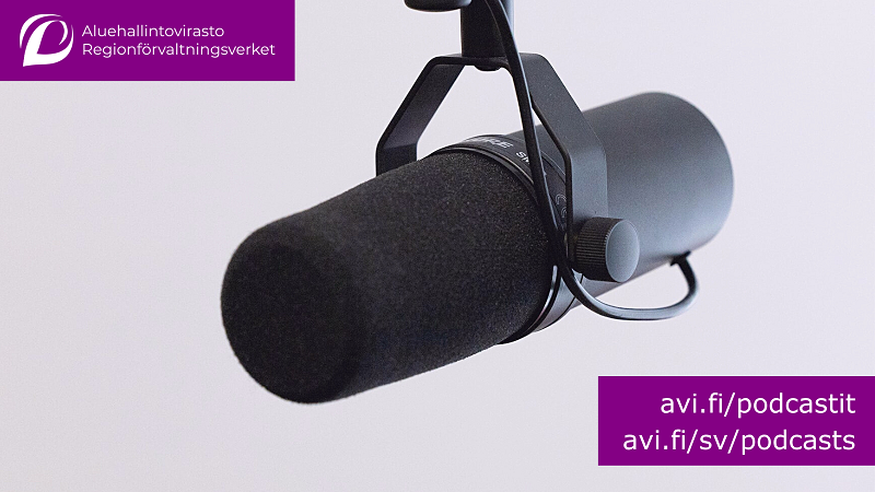 RFV-logo, en mikrofon och adresser avi.fi/podcstit, avi.fi/sv/podcasts.