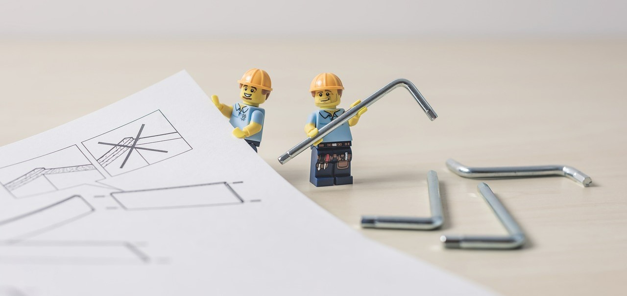 Kaksi Lego-hahmoa rakennusmiehinä.
